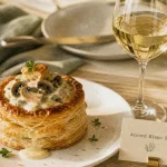 Quel vin servir avec un vol-au vent : verre de vin blanc sec