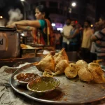 Street food indien : samosas et pani puri sur stand